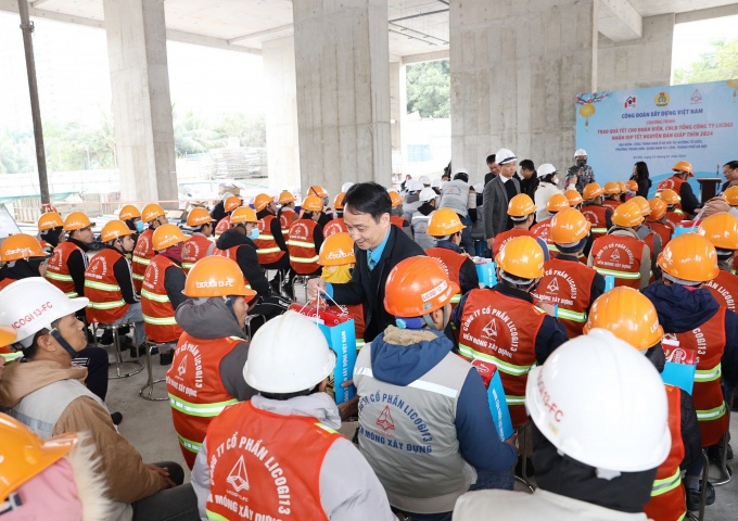 Công nhân xây dựng đón Tết sớm trên công trường