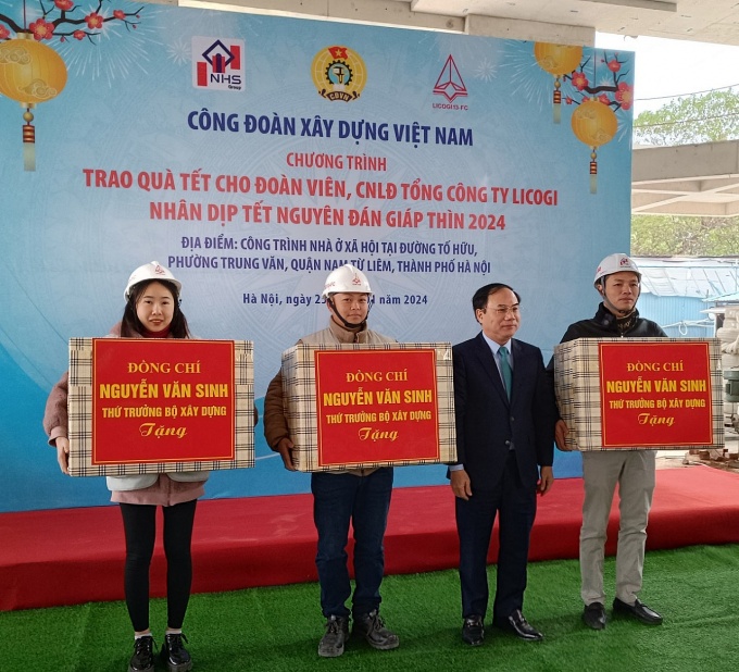 Công nhân xây dựng đón Tết sớm trên công trường