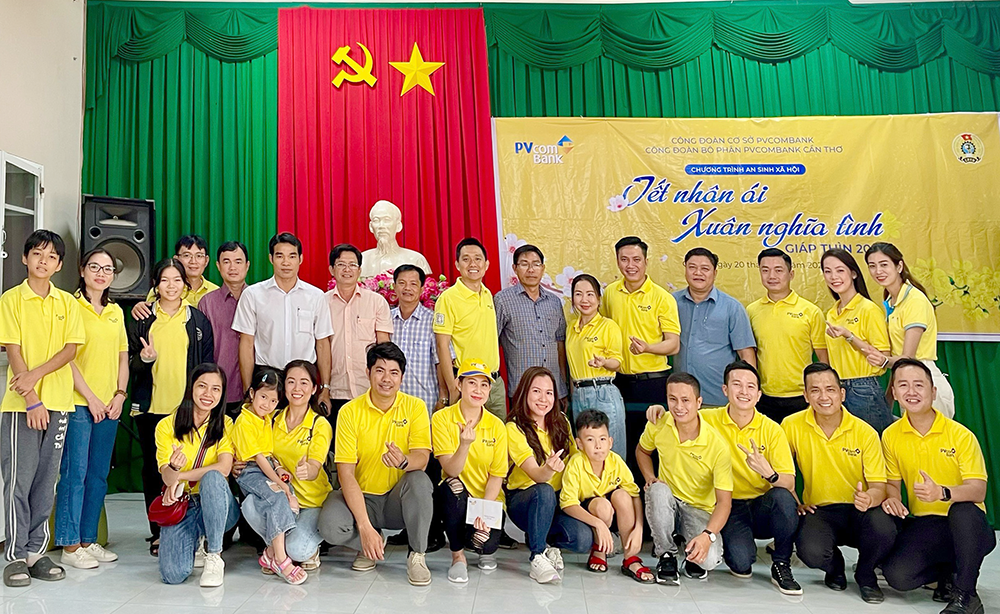 PVcomBank đã trao tặng 400 suất quà Tết cho các hoàn cảnh khó khăn