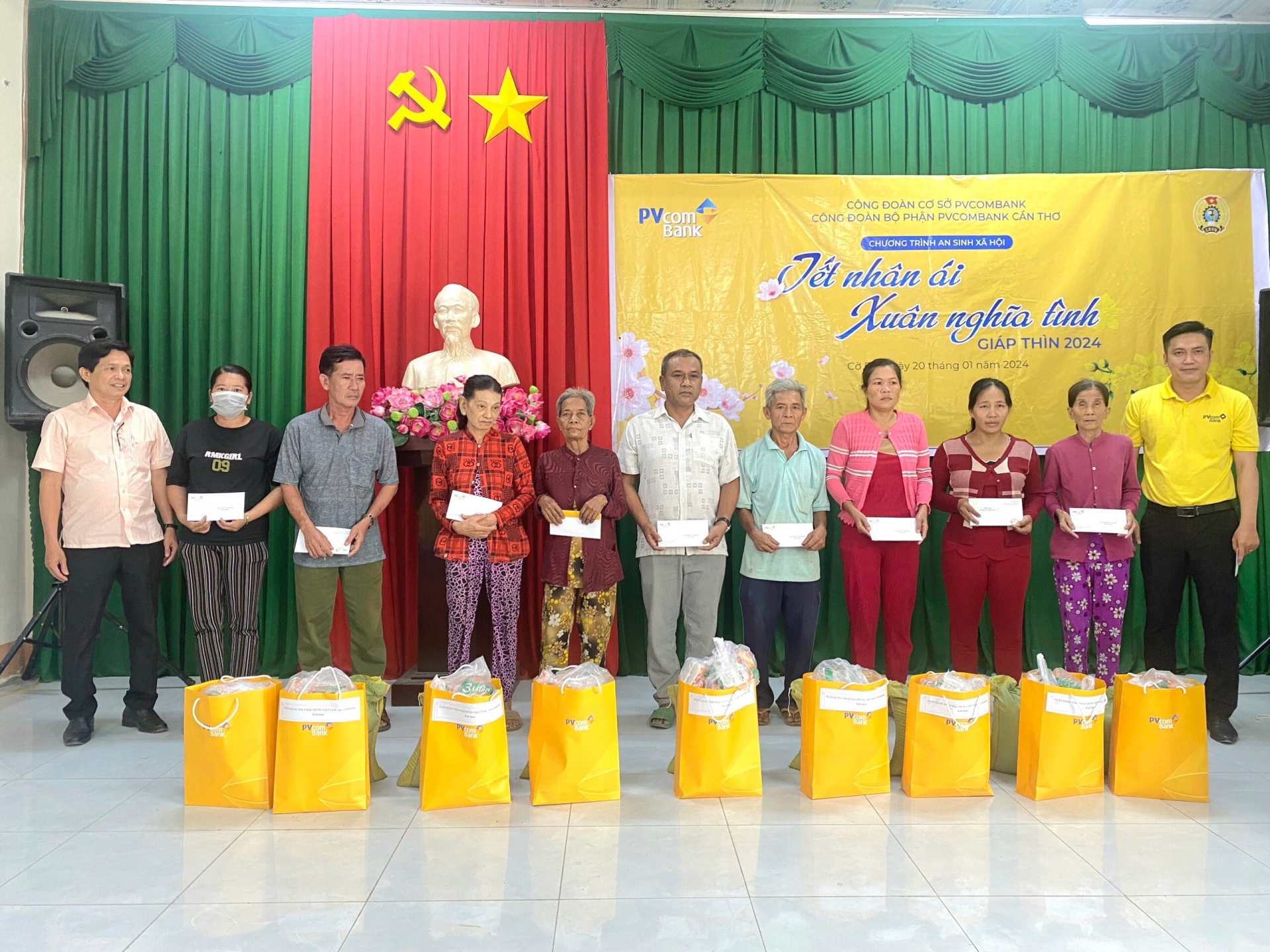 Ông Nguyễn Long Trung Thành – Giám đốc PVcomBank Cờ Đỏ trao quà tết cho các gia đình có hoàn cảnh khó khăn