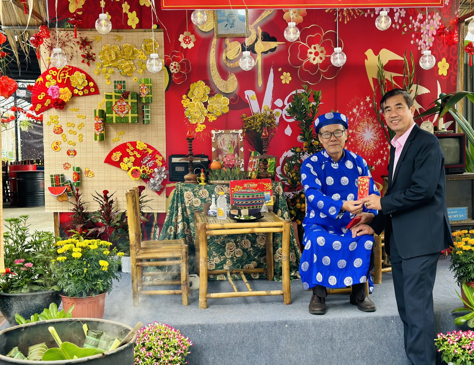 Du khách trải nghiệm không gian Tết cổ truyền do công đoàn tổ chức