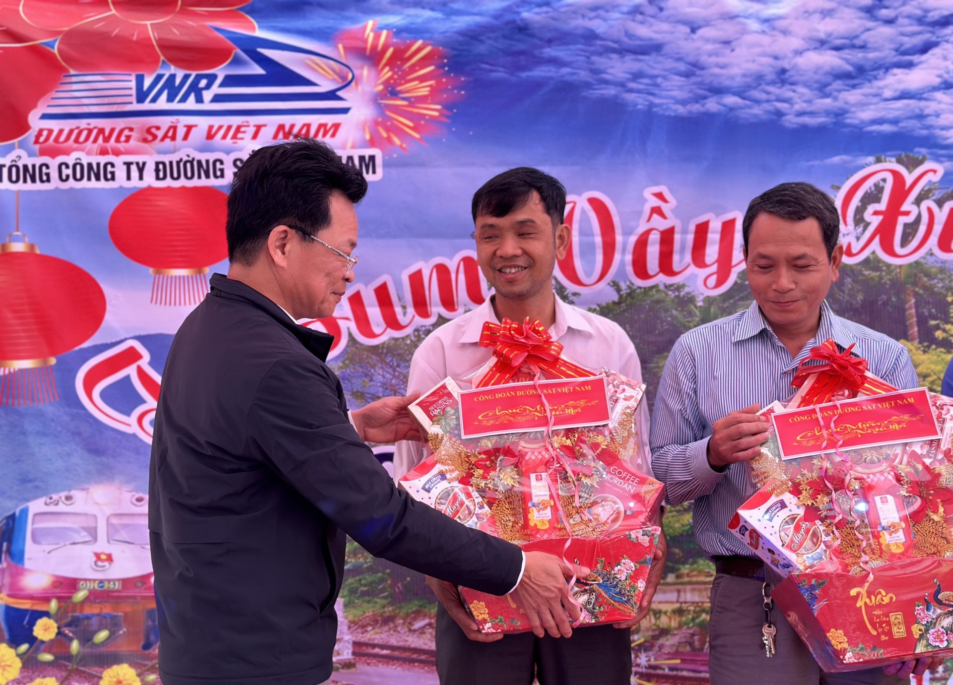 Người lao động Đường sắt đón Tết sớm trên đèo Hải Vân