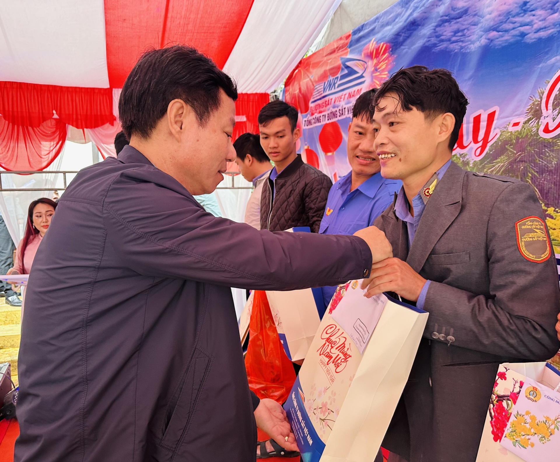 Người lao động Đường sắt đón Tết sớm trên đèo Hải Vân