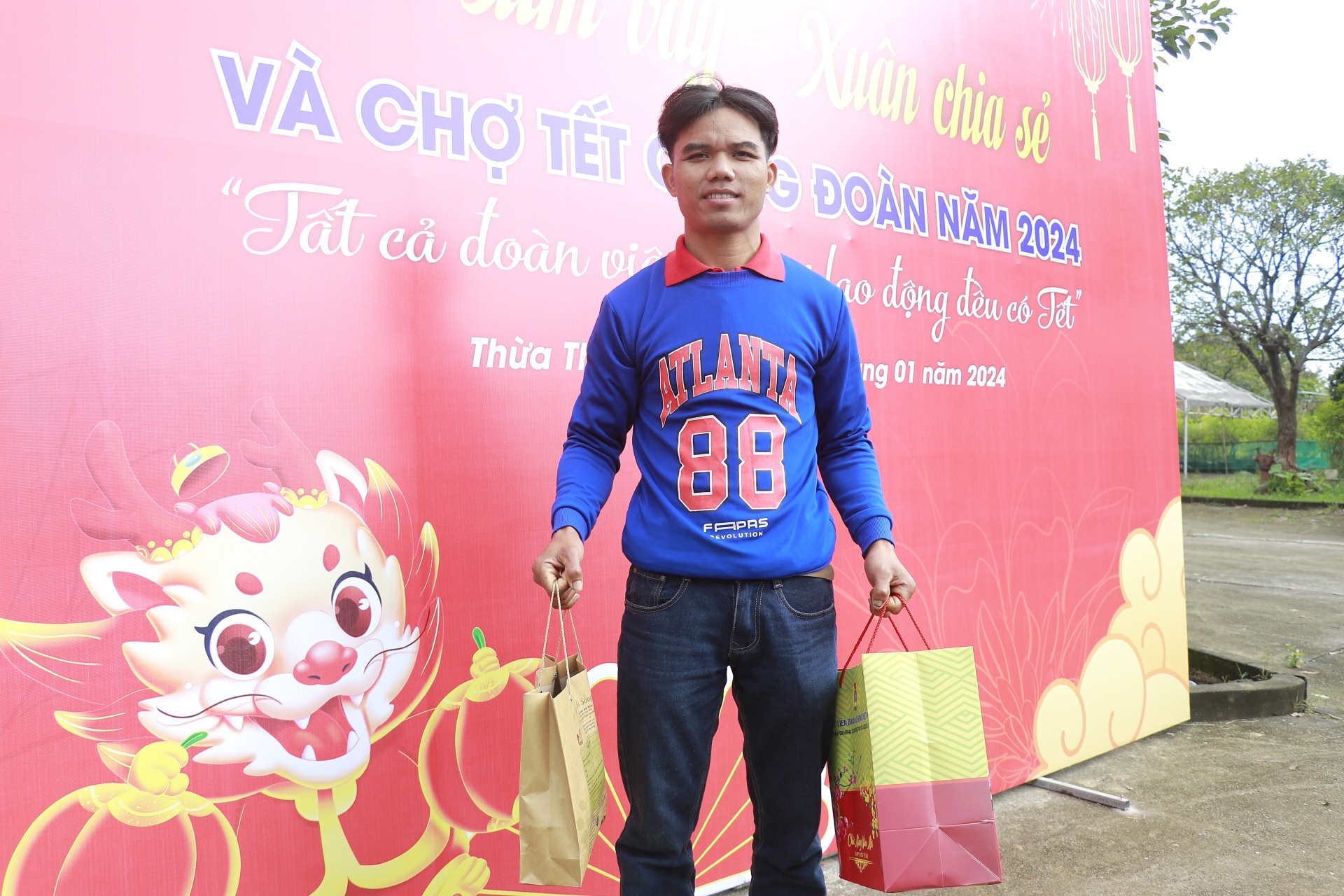 Lần đầu xuống phố của người đàn ông Cơ Tu Lần đầu xuống phố của người đàn ông Cơ Tu