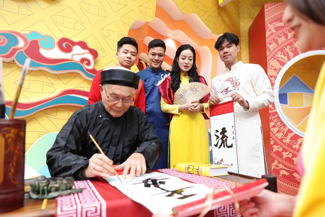 Xin chữ ông Đồ cũng là cách mỗi người biểu đạt những tâm tư, nguyện vọng trong năm mới Xin chữ ông Đồ cũng là cách mỗi người biểu đạt những tâm tư, nguyện vọng trong năm mới