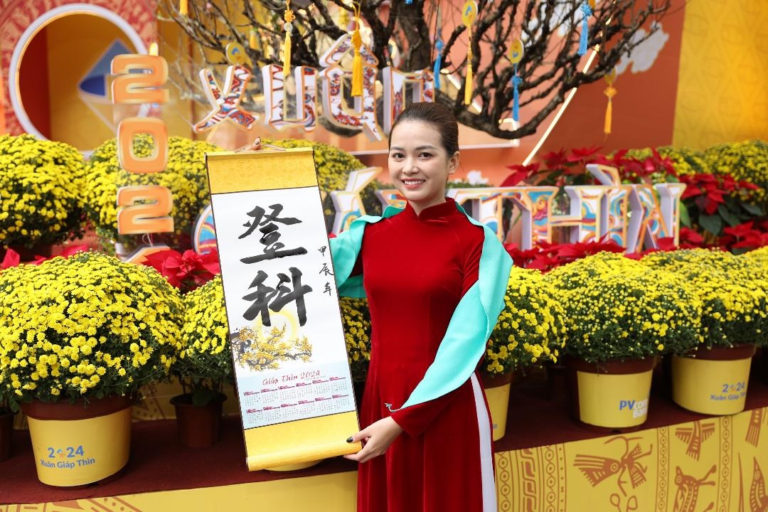 Du khách xin chữ “Đăng khoa” để làm quà cho người thân nhân dịp năm mới Du khách xin chữ “Đăng khoa” để làm quà cho người thân nhân dịp năm mới