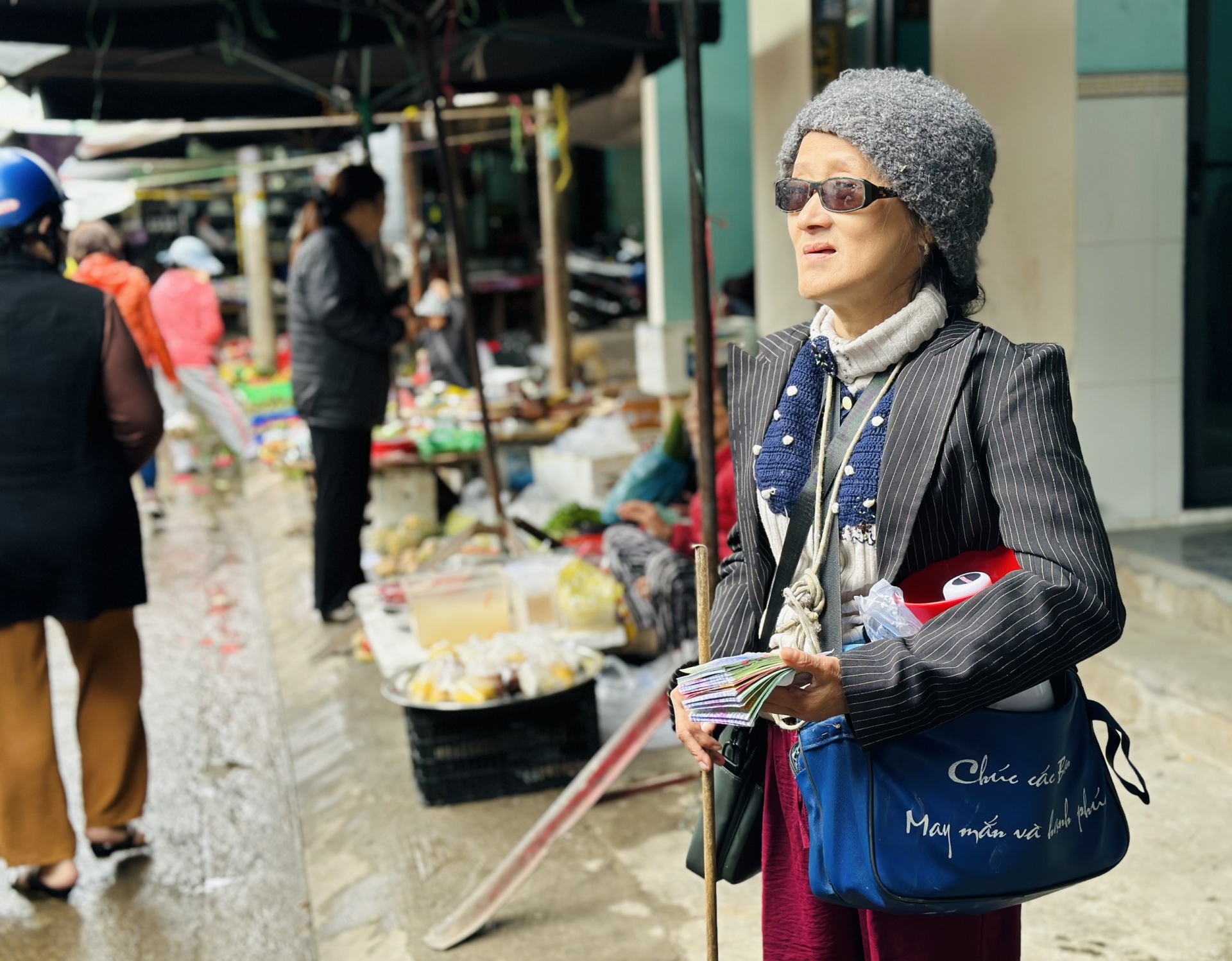 Những lúc thất nghiệp, cô Nhi đi bán vé xố để có thêm thu nhập. Ảnh: PHAN NGUYÊN