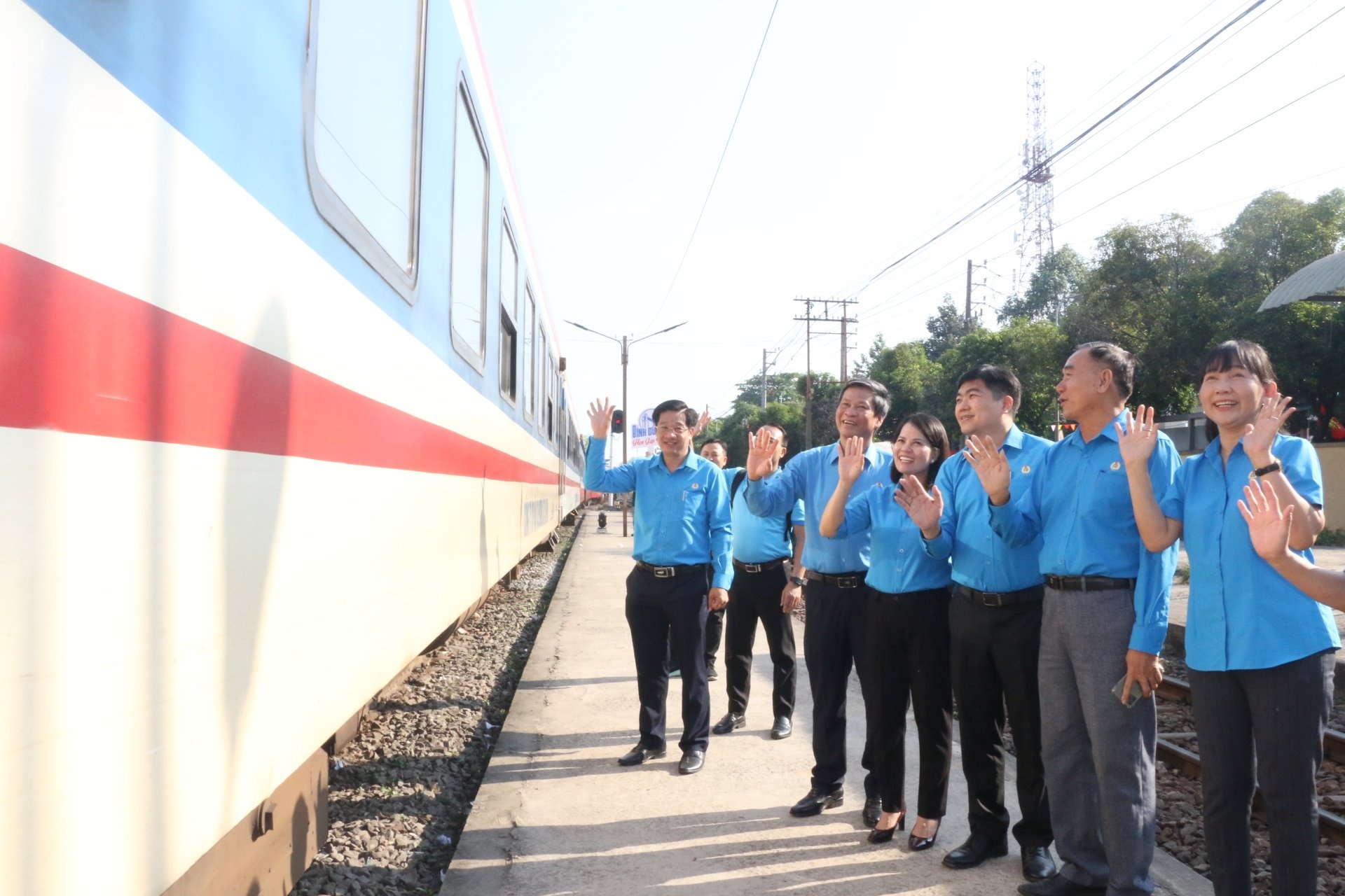 Bình Dương: Hàng trăm công nhân về quê đón tết trên “Chuyến tàu xuân nghĩa tình”
