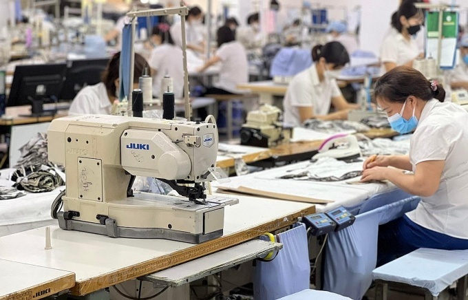 Làm thêm giờ ngày Tết được tính lương thế nào?