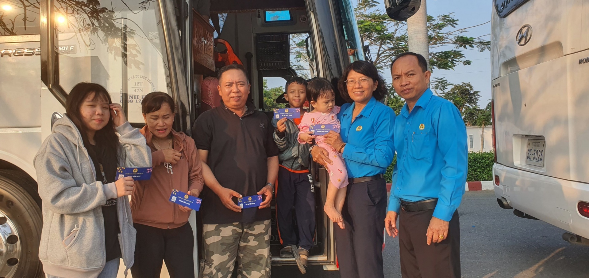 Công đoàn  Long An đưa công nhân về quê ăn Tết