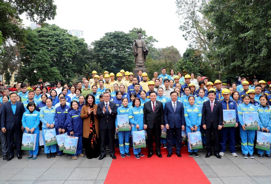 Ngày vui của nữ công nhân 31 năm đón giao thừa ngoài đường Nữ công nhân hơn 30 năm đón giao thừa ngoài đường
