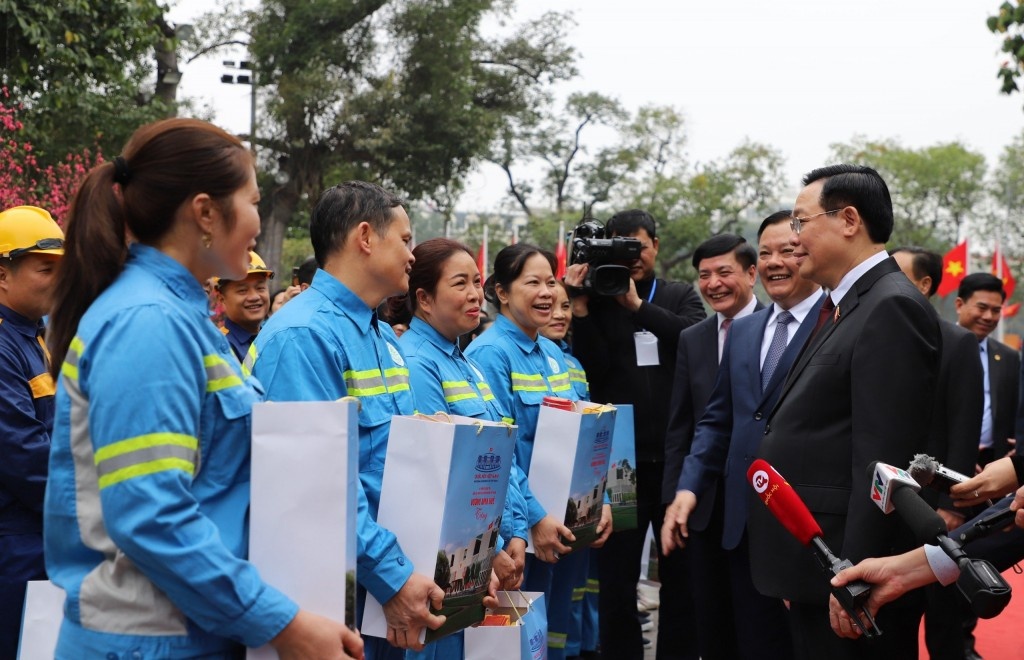 Ngày vui của nữ công nhân 31 năm đón giao thừa ngoài đường Nữ công nhân hơn 30 năm đón giao thừa ngoài đường