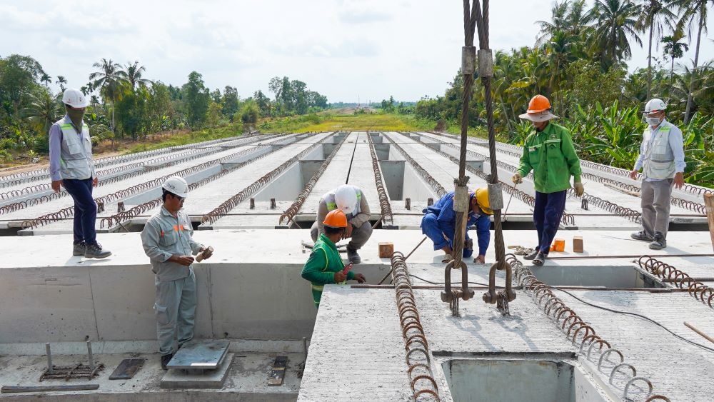 Công nhân làm xuyên Tết trên cao tốc Cần Thơ - Cà Mau Công nhân làm xuyên Tết trên cao tốc Cần Thơ - Cà Mau