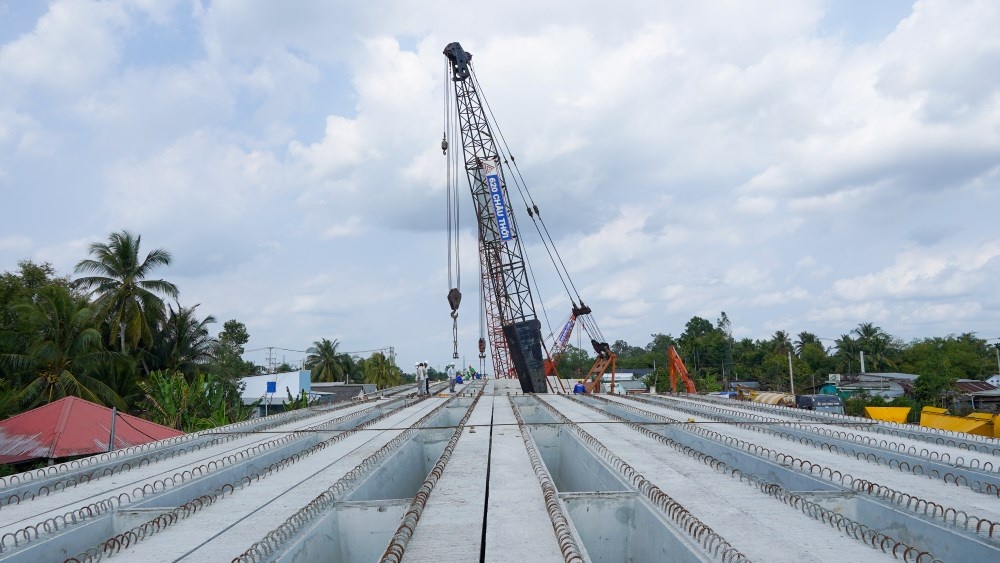 Công nhân làm xuyên Tết trên cao tốc Cần Thơ - Cà Mau Công nhân làm xuyên Tết trên cao tốc Cần Thơ - Cà Mau