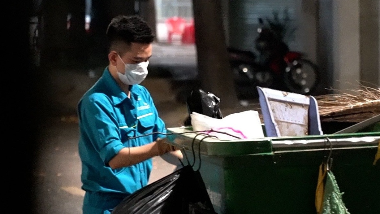 Những người đón giao thừa trên đường phố