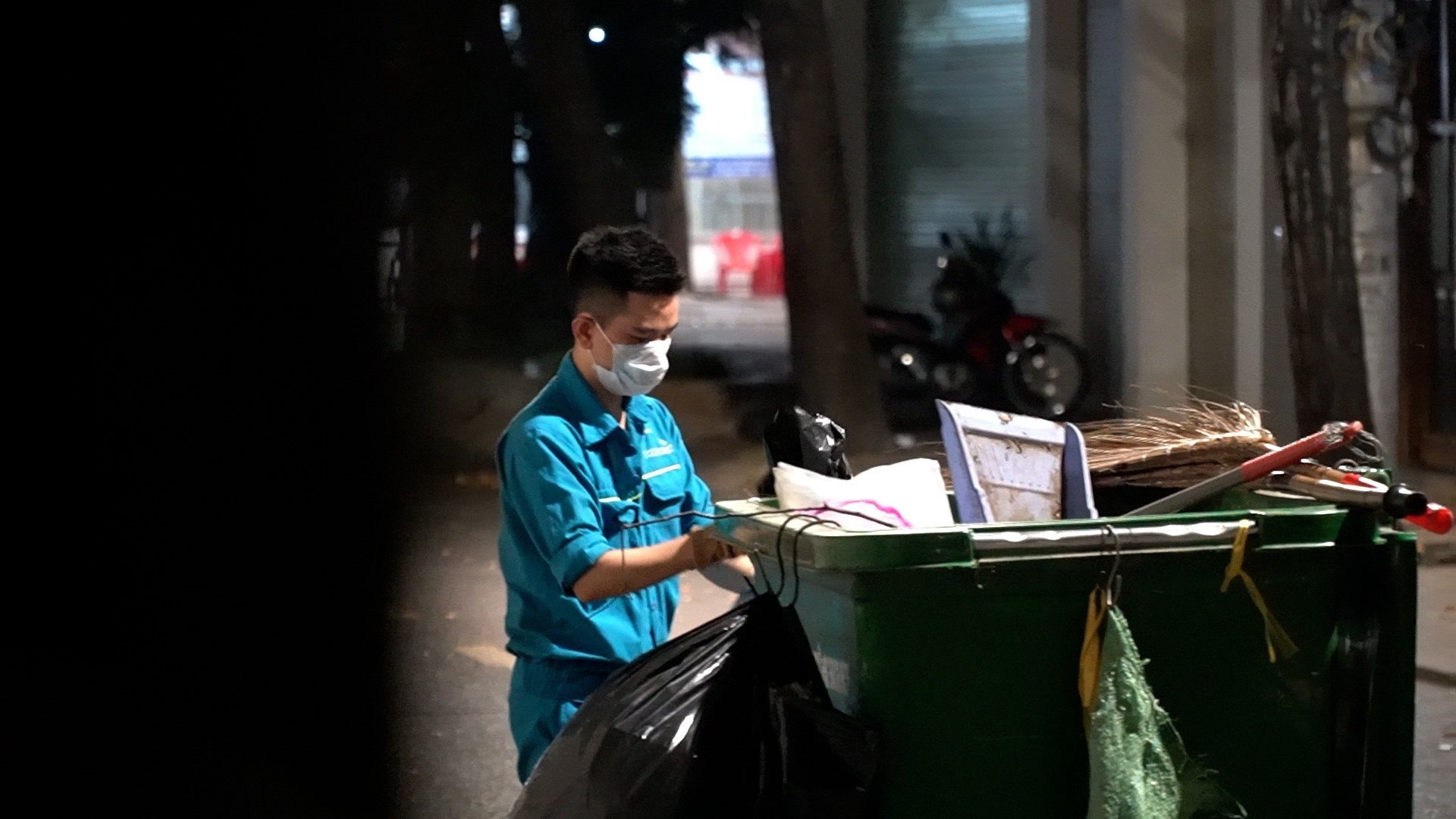 Những người đón giao thừa trên đường phố