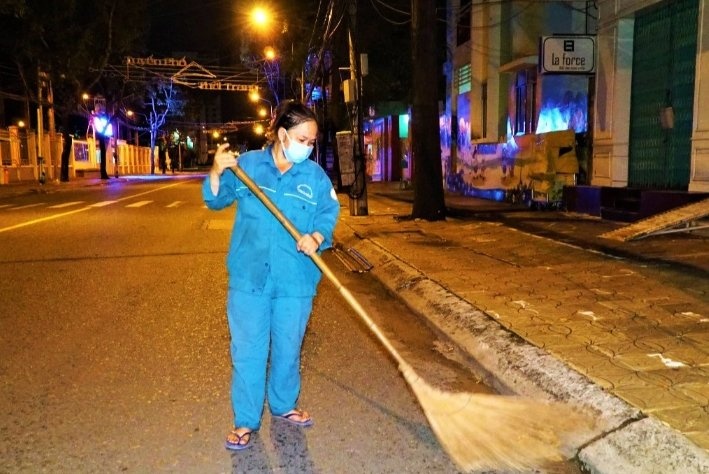 Những người đón giao thừa trên đường phố