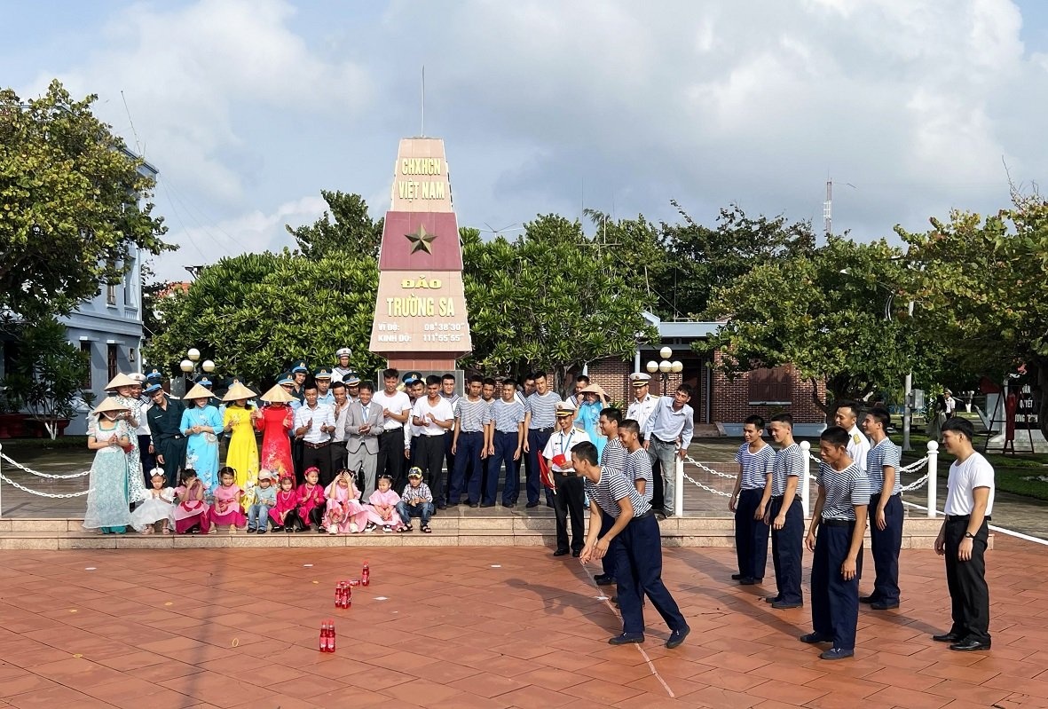 Xuân về nơi huyện đảo tiền tiêu của Tổ quốc Xuân về nơi huyện đảo tiền tiêu của Tổ quốc
