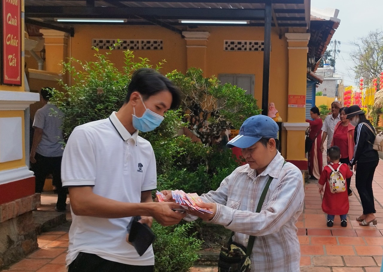 Những người “bán giấc mơ” bội thu ngày mùng một Tết