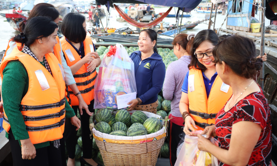 Chông chênh chợ nổi vào Xuân Chông chênh chợ nổi vào Xuân