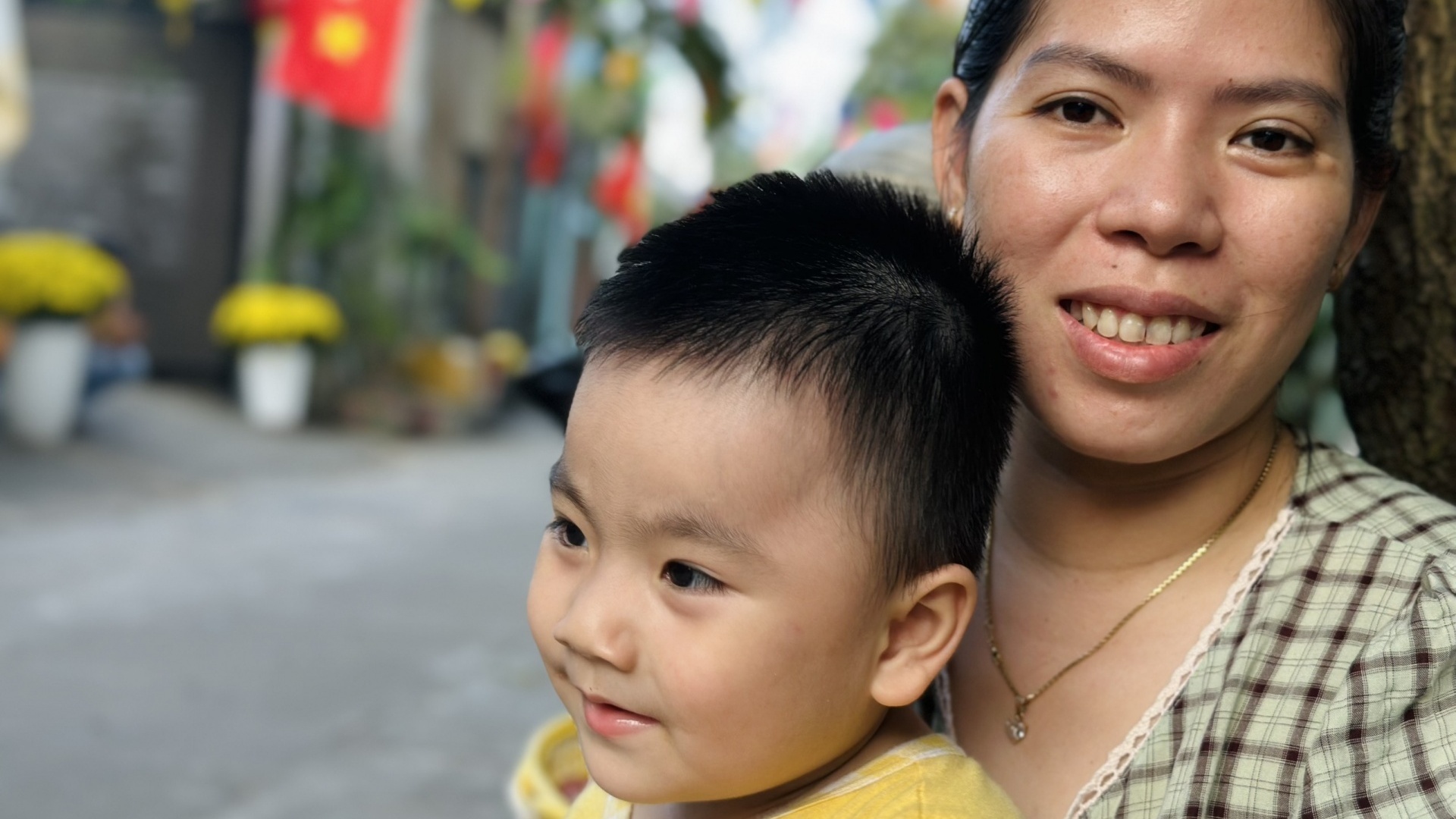 Công nhân ăn Tết xa nhà: "Buồn nhưng lấy con làm động lực"