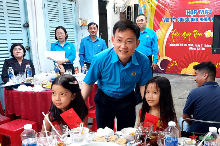 Những công nhân đón Tết xa quê
