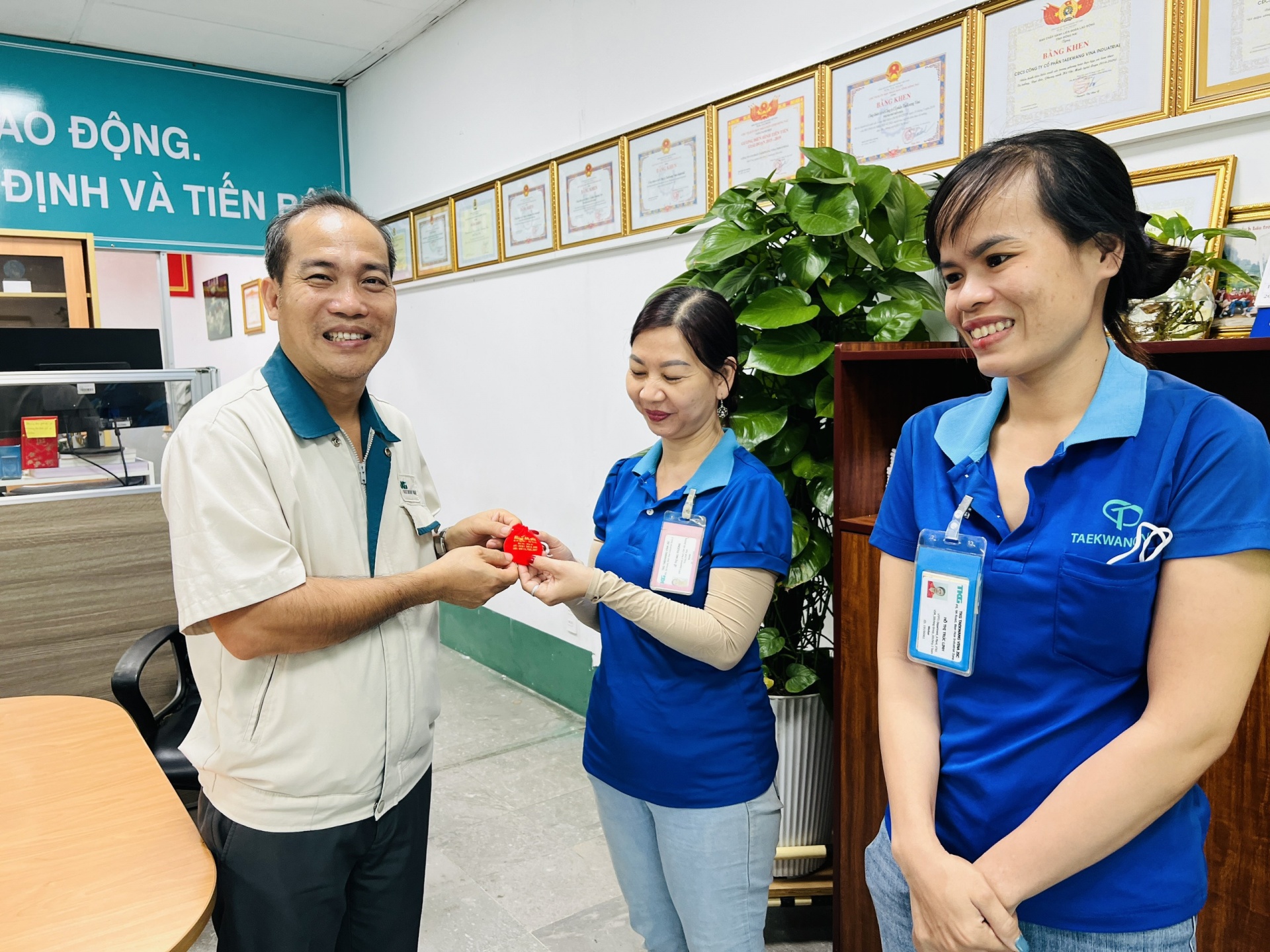 Món quà bất ngờ đầu năm mới của nữ công nhân khó khăn