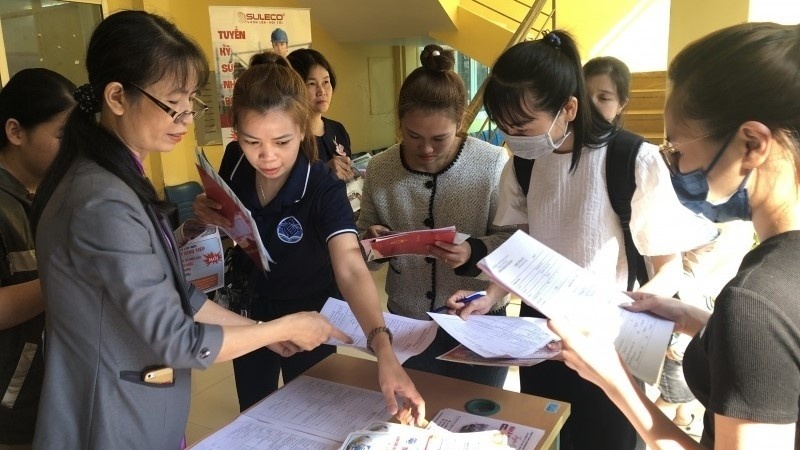 Doanh nghiệp về tận xã tuyển lao động, hỗ trợ tiền cho tháng đầu đi làm