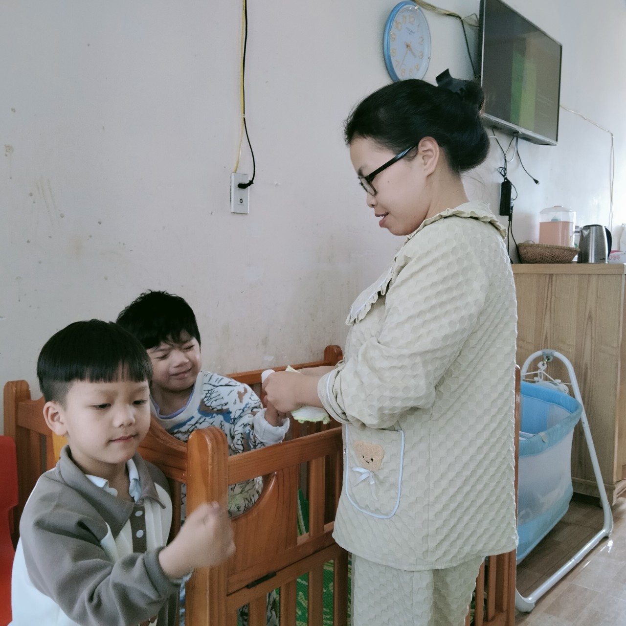 Nghề “Bảo mẫu” của những mảnh đời bất hạnh ở Trung tâm bảo trợ xã hội