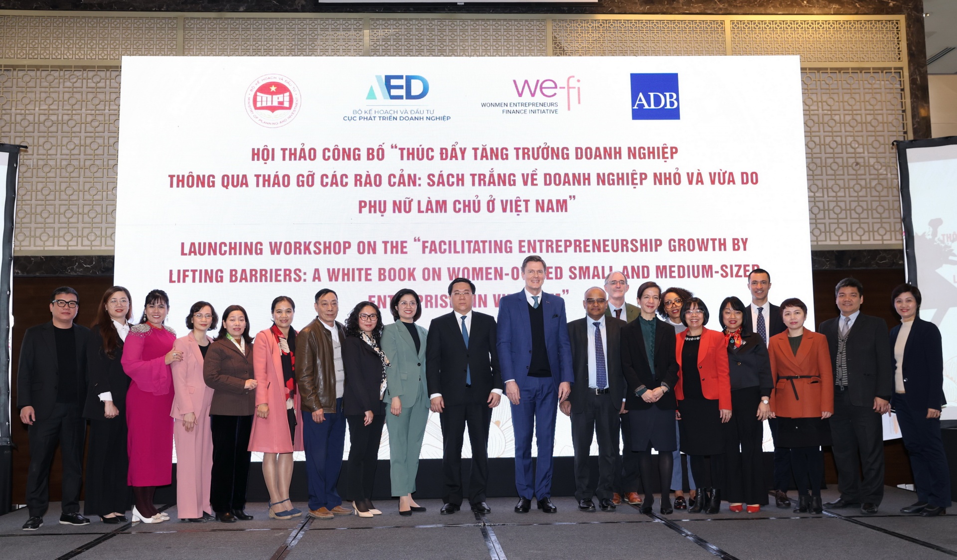 Lãnh đạo cấp cao Bộ KH&ĐT, ADB cùng các đại biểu chụp ảnh lưu niệm; Bà Nguyễn Thị Kim Phượng - đại diện BIDV, đứng thứ 2 từ trái qua 