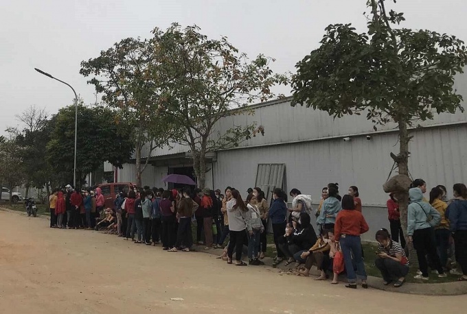 Công nhân công ty may ở Nghệ An đã đăng ký đi làm sau ngừng việc tập thể Vụ ngừng việc ở Nghệ An: Gần 80% công nhân đã đăng ký đi làm trở lại
