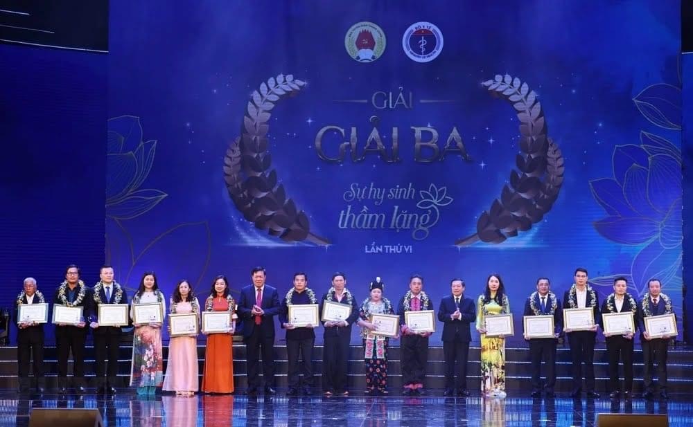 Tạp chí Lao động và Công đoàn đoạt giải Ba cuộc thi viết ''Sự hy sinh thầm lặng”