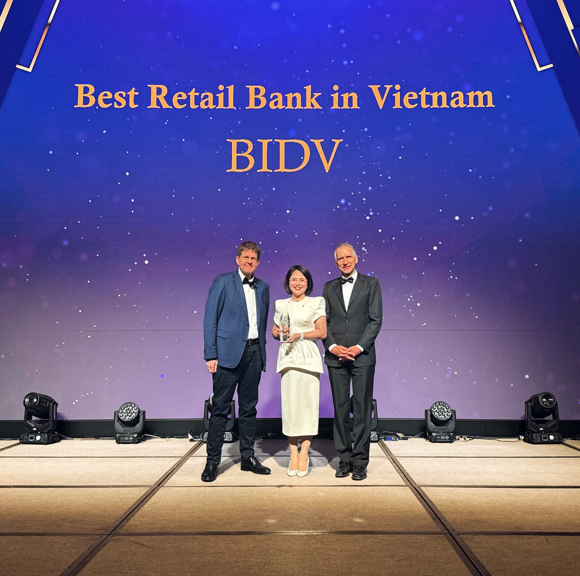 1. Bà Nguyễn Thị Quỳnh Giao, Phó Tổng Giám đốc BIDV, đại diện Ngân hàng nhận giải thưởng từ The Asian Banker 1. Bà Nguyễn Thị Quỳnh Giao, Phó Tổng Giám đốc BIDV, đại diện Ngân hàng nhận giải thưởng từ The Asian Banker