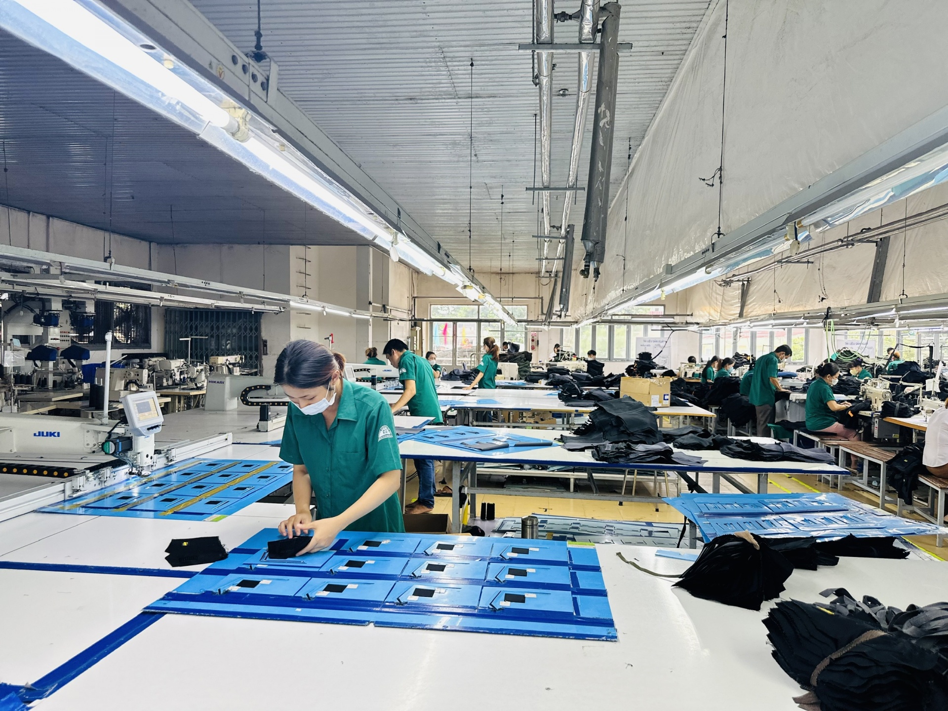 Ngành Dệt may: Tăng lương mới thu hút lao động