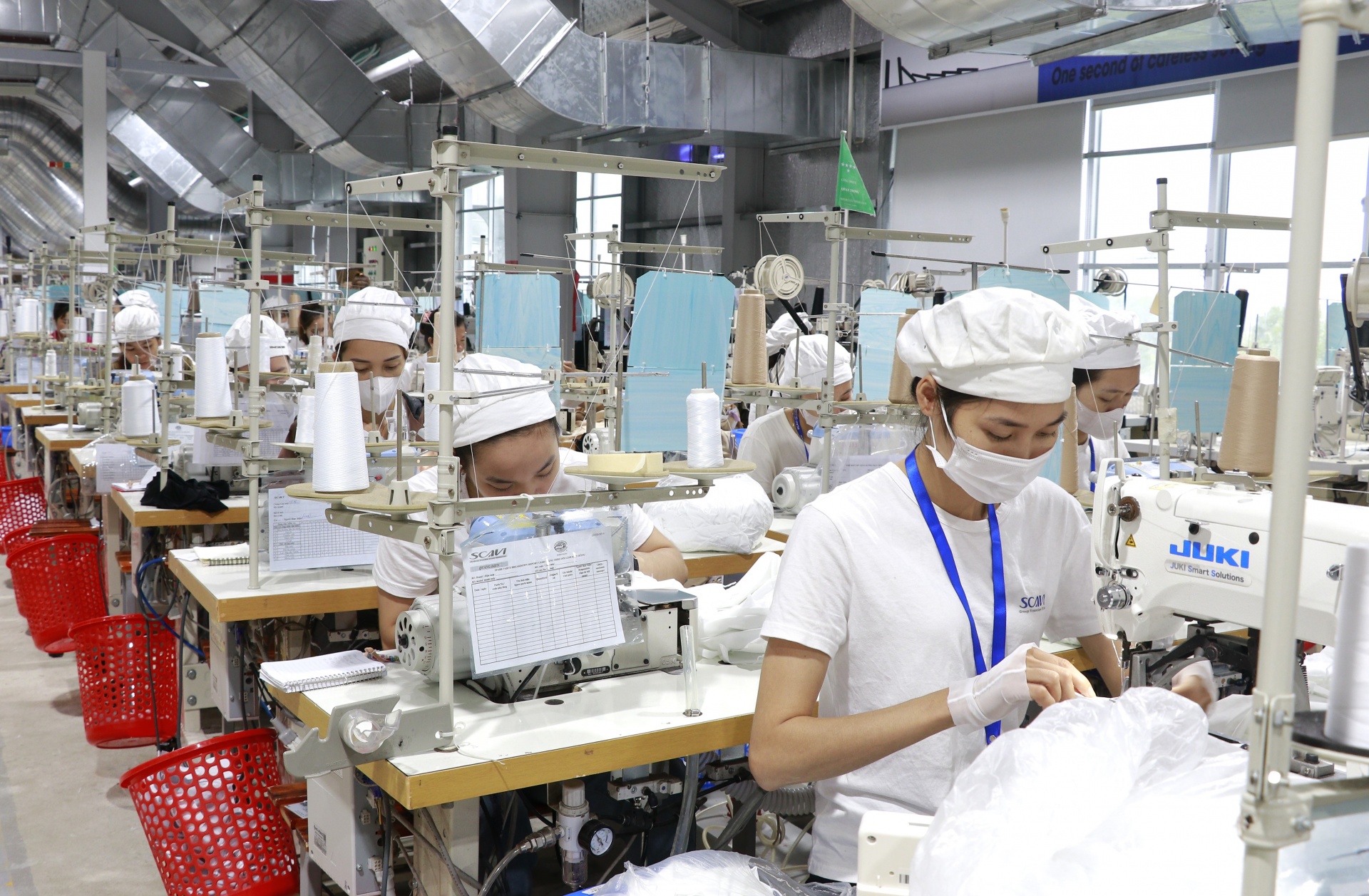 Doanh nghiệp dồi dào đơn hàng, người lao động phấn khởi tăng ca Doanh nghiệp dồi dào đơn hàng, người lao động phấn khởi tăng ca