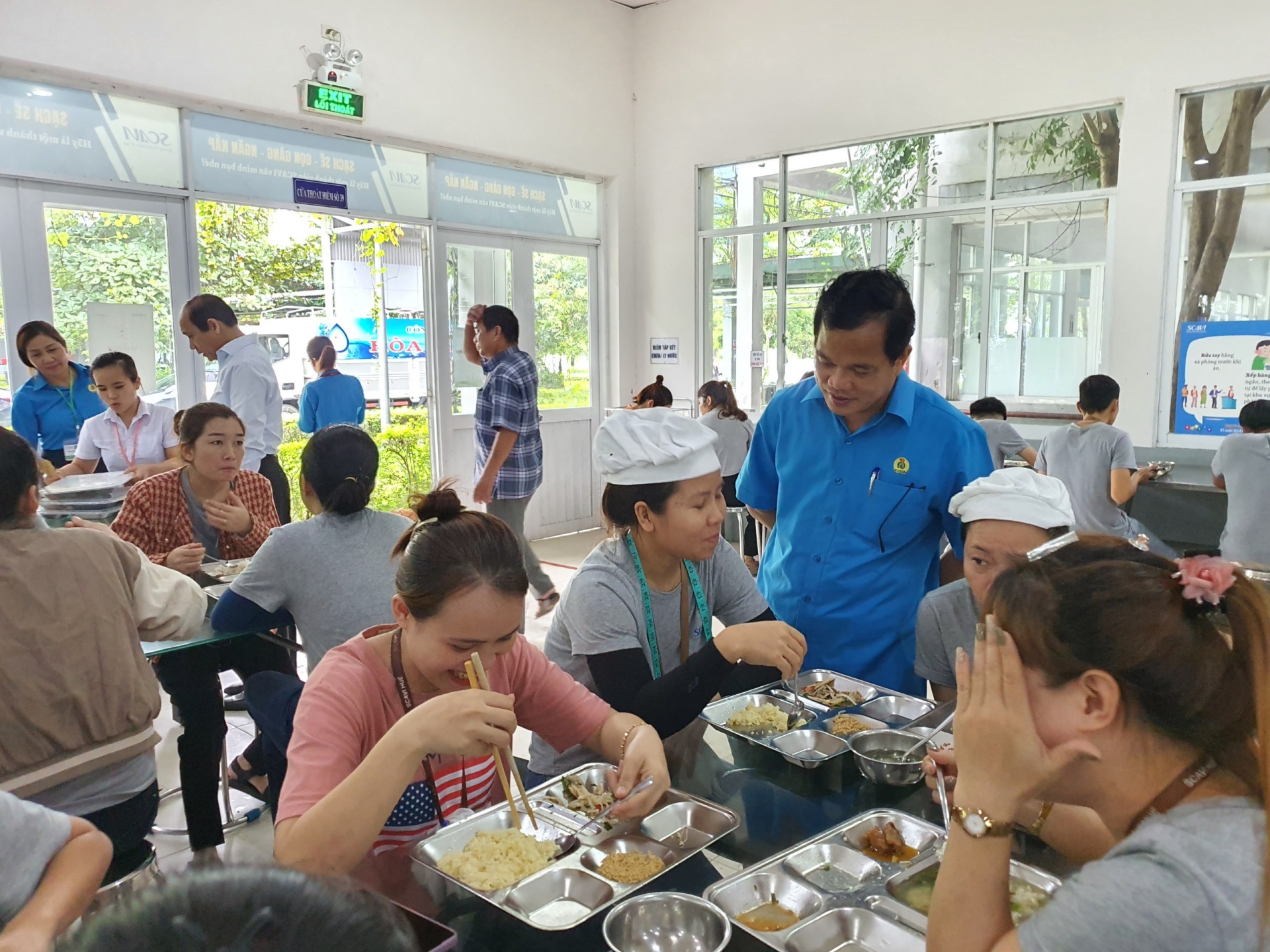 Doanh nghiệp dồi dào đơn hàng, người lao động phấn khởi tăng ca Doanh nghiệp dồi dào đơn hàng, người lao động phấn khởi tăng ca