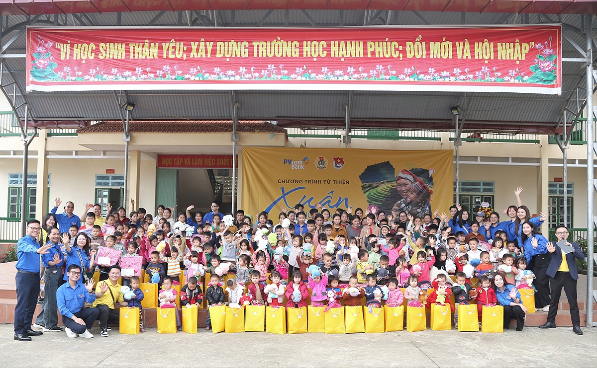 Đoàn Thanh niên PVcomBank trao quà tặng đến các em học sinh nghèo, các hộ gia đình có hoàn cảnh khó khăn tại tỉnh Lào Cai