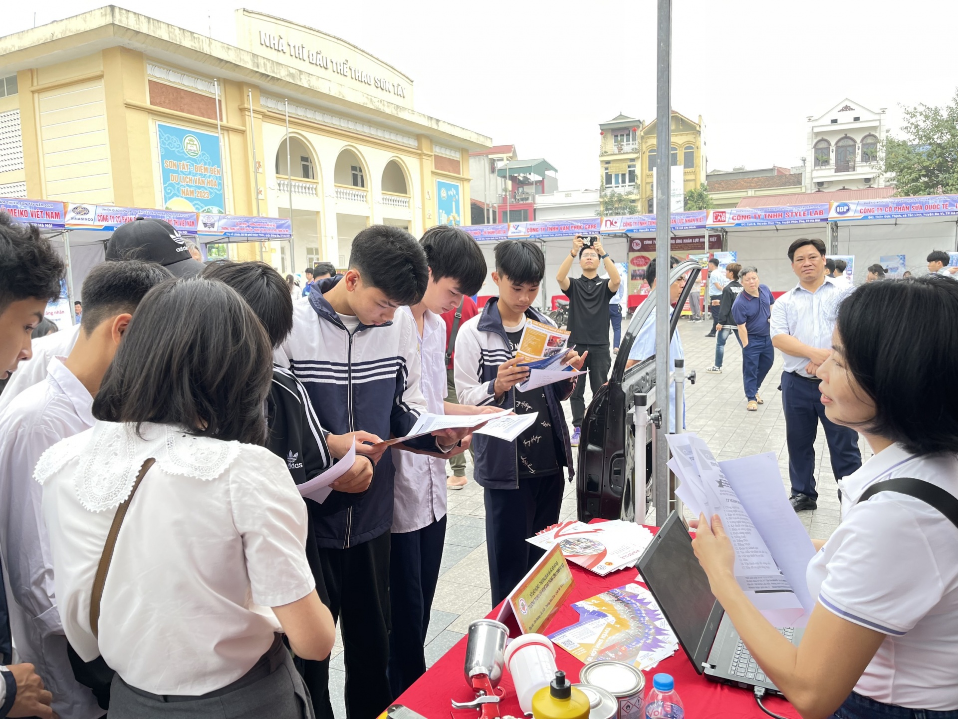 Hàng ngàn lao động tìm được việc gần nhà, mức lương khá