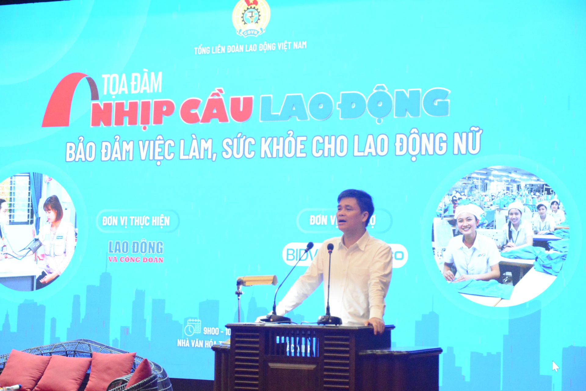 Cần bảo vệ quyền lợi, phẩm giá cho lao động nữ Cần bảo vệ quyền lợi, phẩm giá cho lao động nữ
