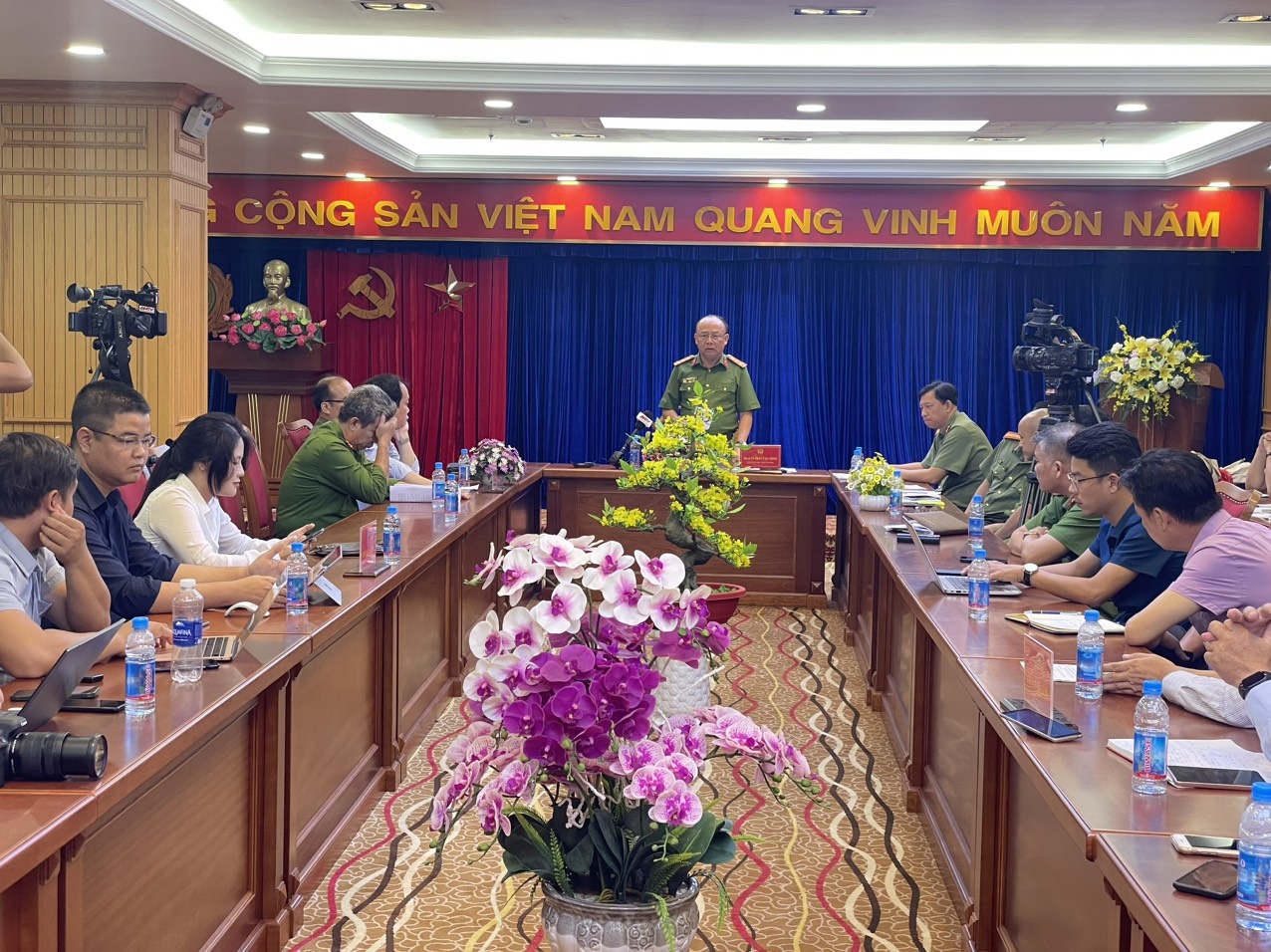 Triệt phá đường dây tội phạm nhắm vào công nhân để thu lợi bất chính Triệt phá đường dây tội phạm nhắm vào công nhân để thu lợi bất chính