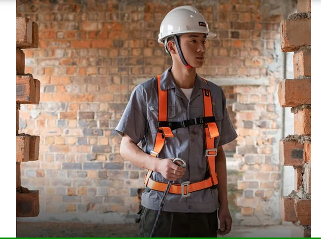 Vụ sập mái kính khiến 4 công nhân thương vong: Thiếu dây đeo an toàn Vụ sập mái kính khiến 4 công nhân thương vong: Thiếu dây đeo an toàn