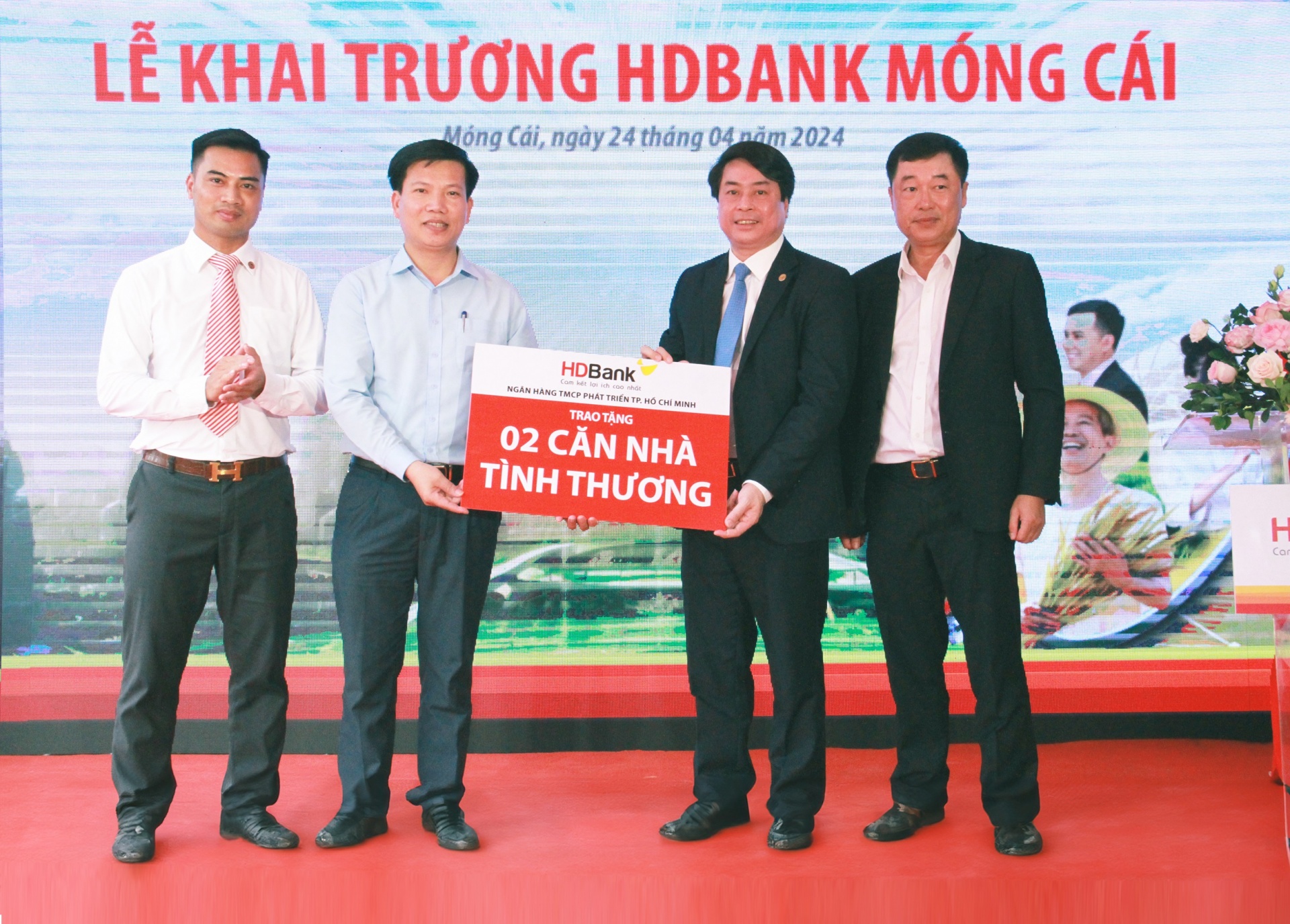 HDBank đã trao kinh phí xây dựng 2 căn nhà tình thương cho các gia đình có hoàn cảnh khó khăn ở địa phương HDBank đã trao kinh phí xây dựng 2 căn nhà tình thương cho các gia đình có hoàn cảnh khó khăn ở địa phương