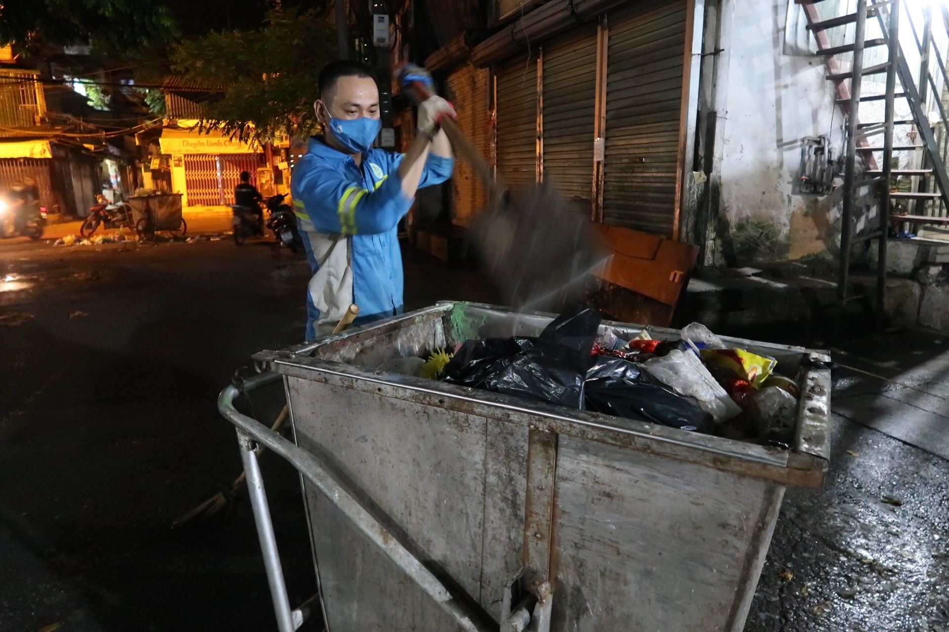 Tuyển công nhân lái xe, phụ xe, quét rác đường phố làm việc tại quận Hai Bà Trưng Tuyển công nhân lái xe, phụ xe, quét rác đường phố làm việc tại quận Hai Bà Trưng