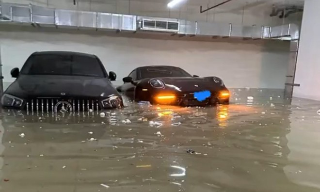 Nhiều xe sang ngập nước trong cơn lũ lịch sử ở Dubai, UAE Nhiều xe sang ngập nước trong cơn lũ lịch sử ở Dubai, UAE