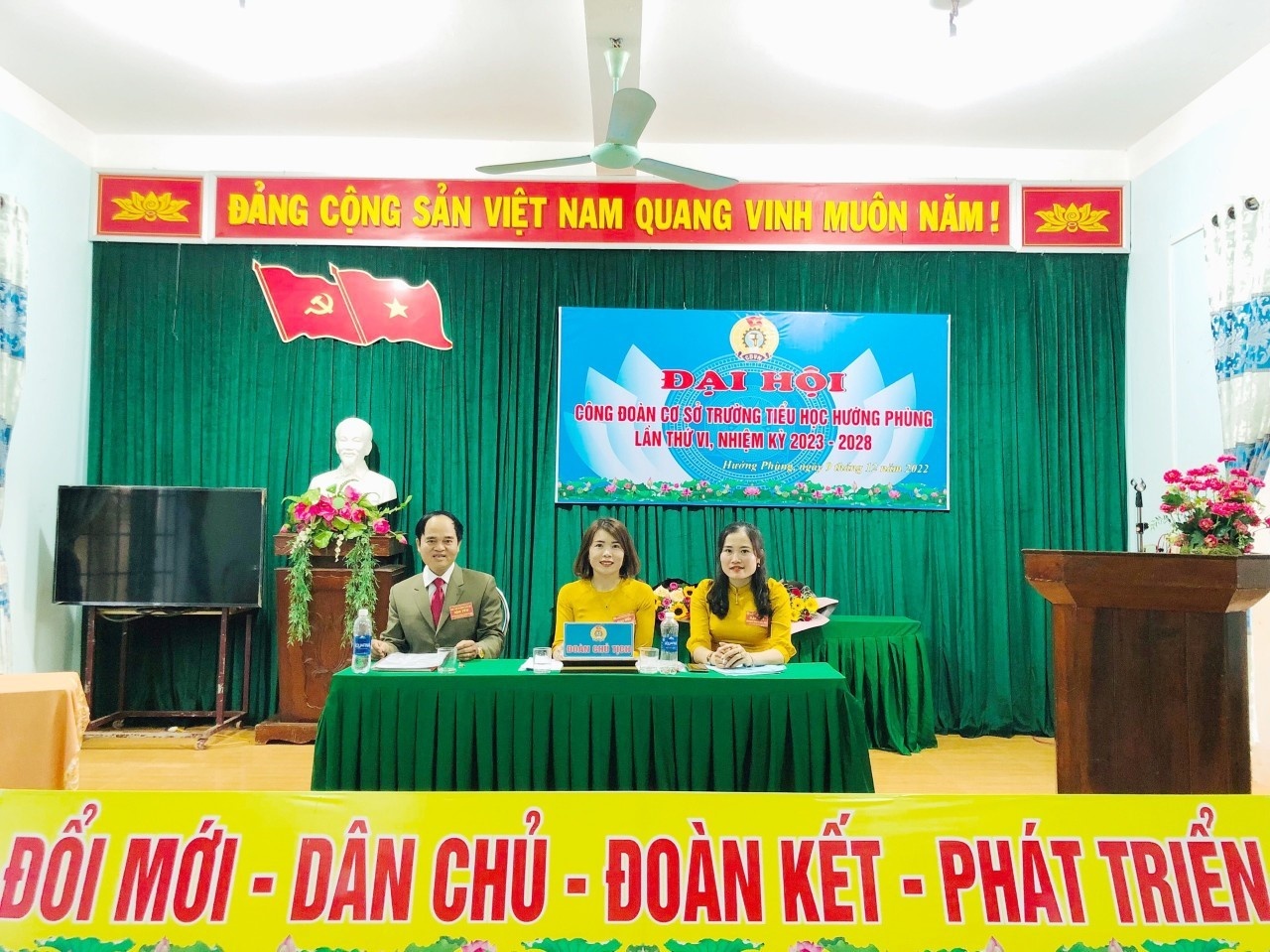 Bông hoa sống với nghề bằng trái tim nhiệt huyết và yêu thương Bông hoa sống với nghề bằng trái tim nhiệt huyết và yêu thương