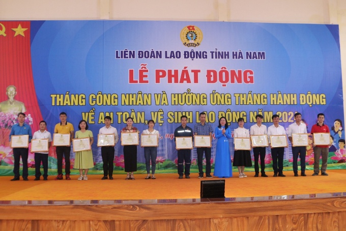 Công nhân lao động Hà Nam phấn khởi trong Lễ phát động Tháng Công nhân 2024