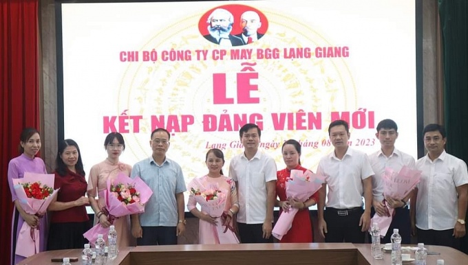 Gỡ khó trong phát triển đảng là công nhân trong doanh nghiệp khu vực ngoài Nhà nước Gỡ khó trong phát triển đảng là công nhân trong doanh nghiệp khu vực ngoài Nhà nước