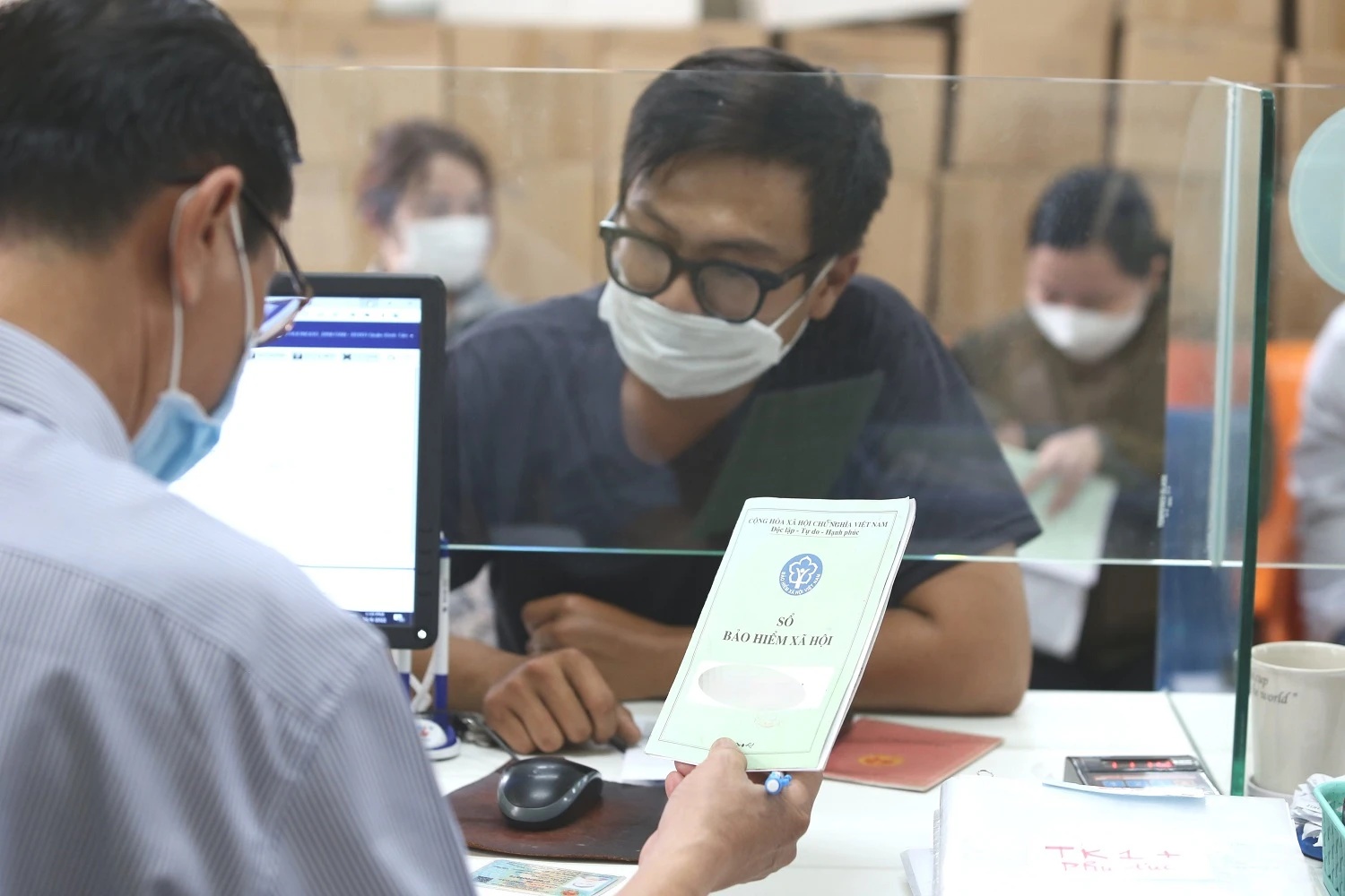 NLĐ dừng tham gia BHXH tự nguyện trong trường hợp nào được hưởng BHXH một lần ngay?