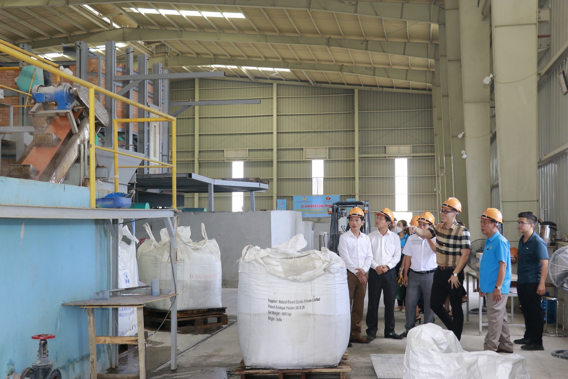 Công nhân được giải nhiệt mùa nắng nóng Công nhân được giải nhiệt mùa nắng nóng