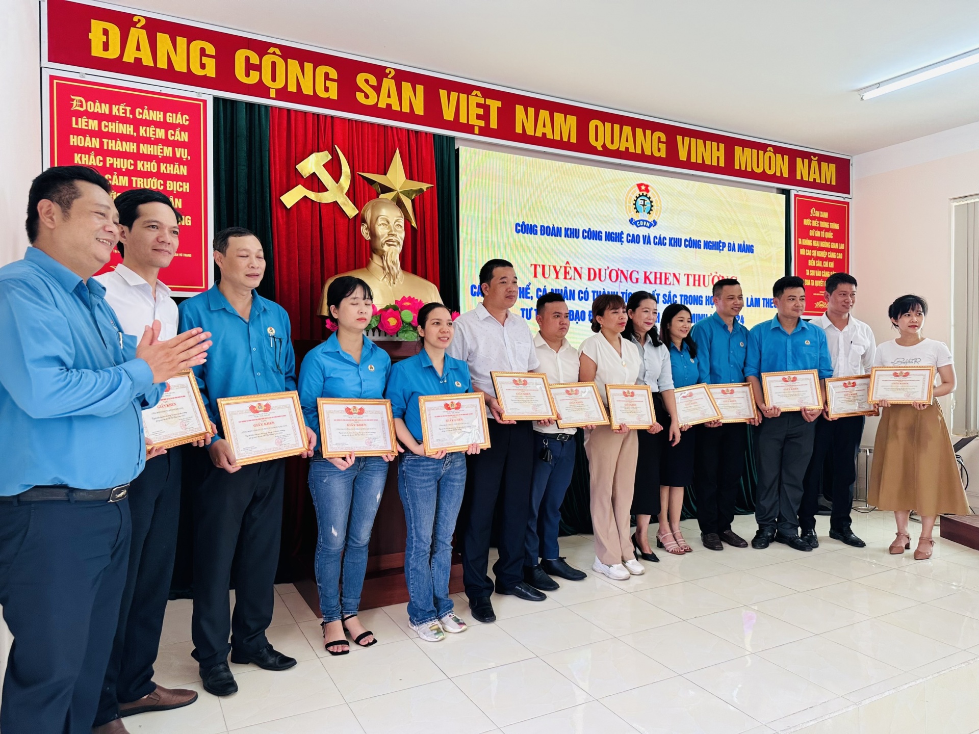 Đà Nẵng: Công đoàn tặng 1.000 lá cờ tổ quốc cho chiến sĩ biên phòng và ngư dân bám biển Đà Nẵng: Công đoàn tặng 1.000 lá cờ tổ quốc cho chiến sĩ biên phòng và ngư dân bám biển